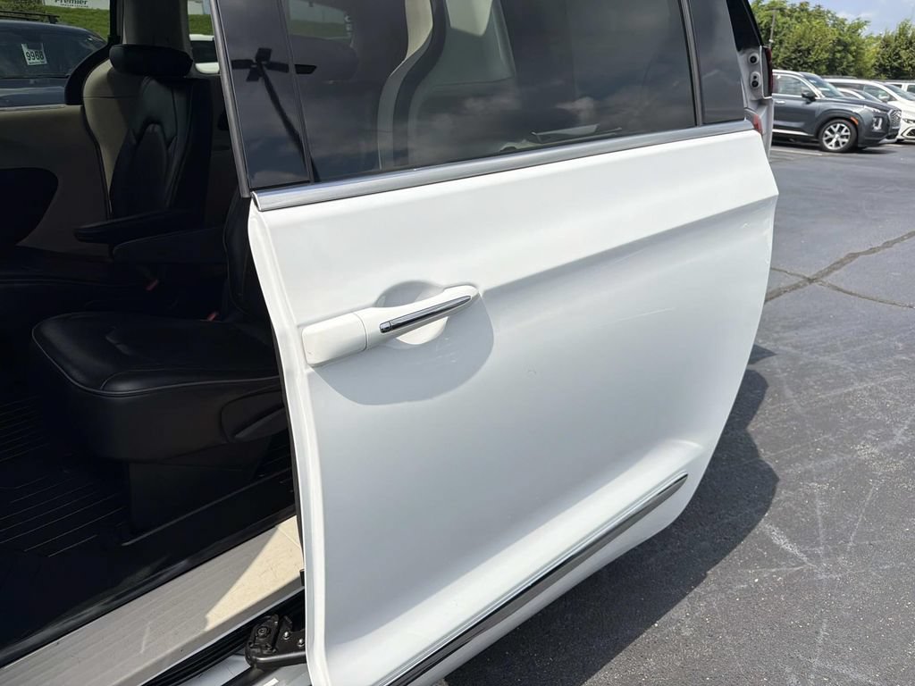Used 2020 Chrysler Pacifica Limited FWD image 14