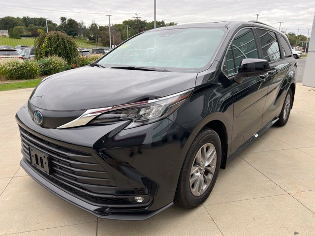 Used 2025 Toyota Sienna XLE w/ XLE Plus Package AWD/4WD image 4