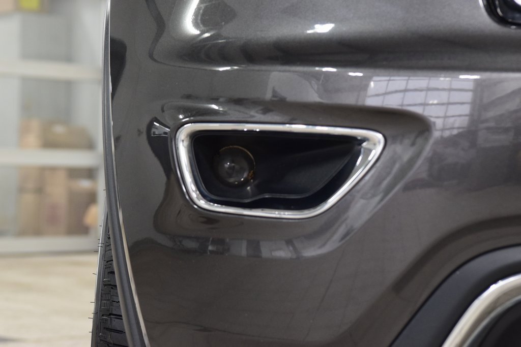 Used 2017 Jeep Grand Cherokee Limited image 14