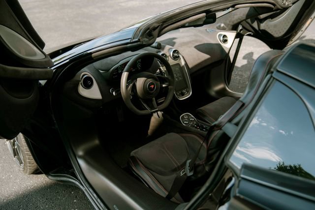 Used 2020 McLaren 600LT Spider RWD image 32