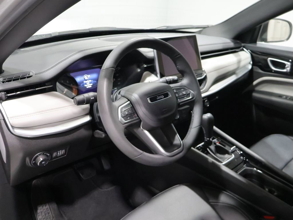 Used 2025 Jeep Compass Limited image 16