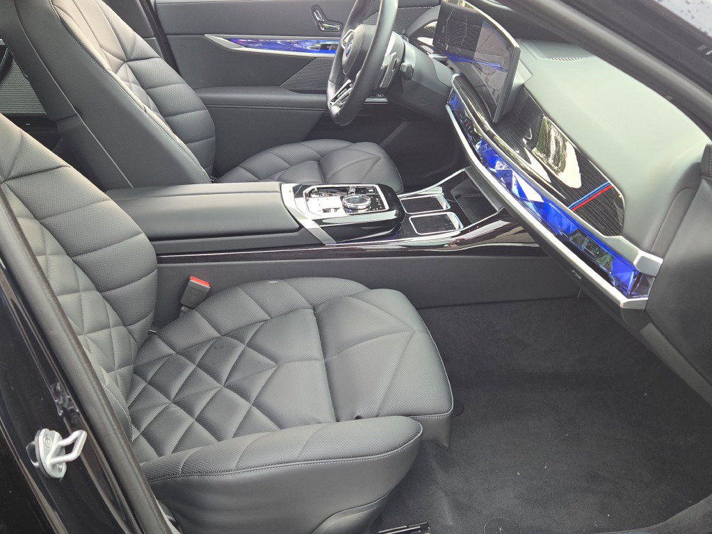 Used 2025 BMW 740i xDrive w/ Premium Package AWD/4WD image 7