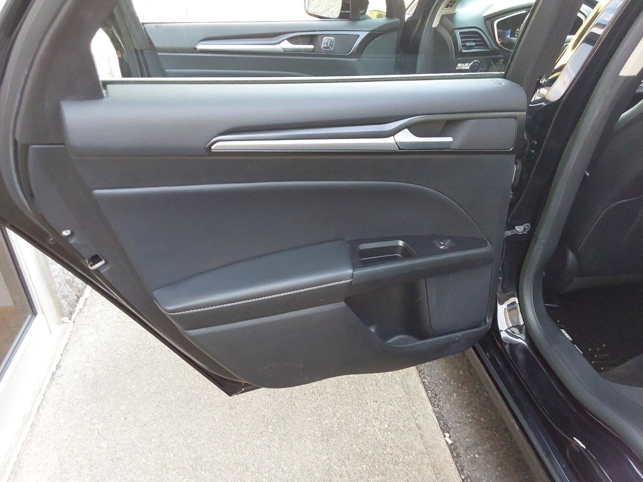 Used 2017 Ford Fusion Titanium AWD/4WD image 29