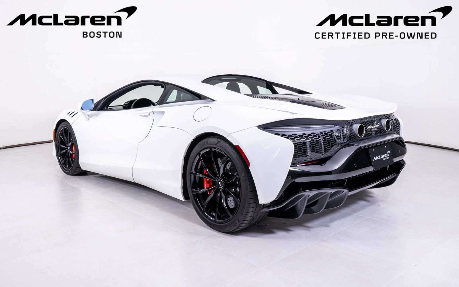 Used 2023 McLaren Artura RWD image 3