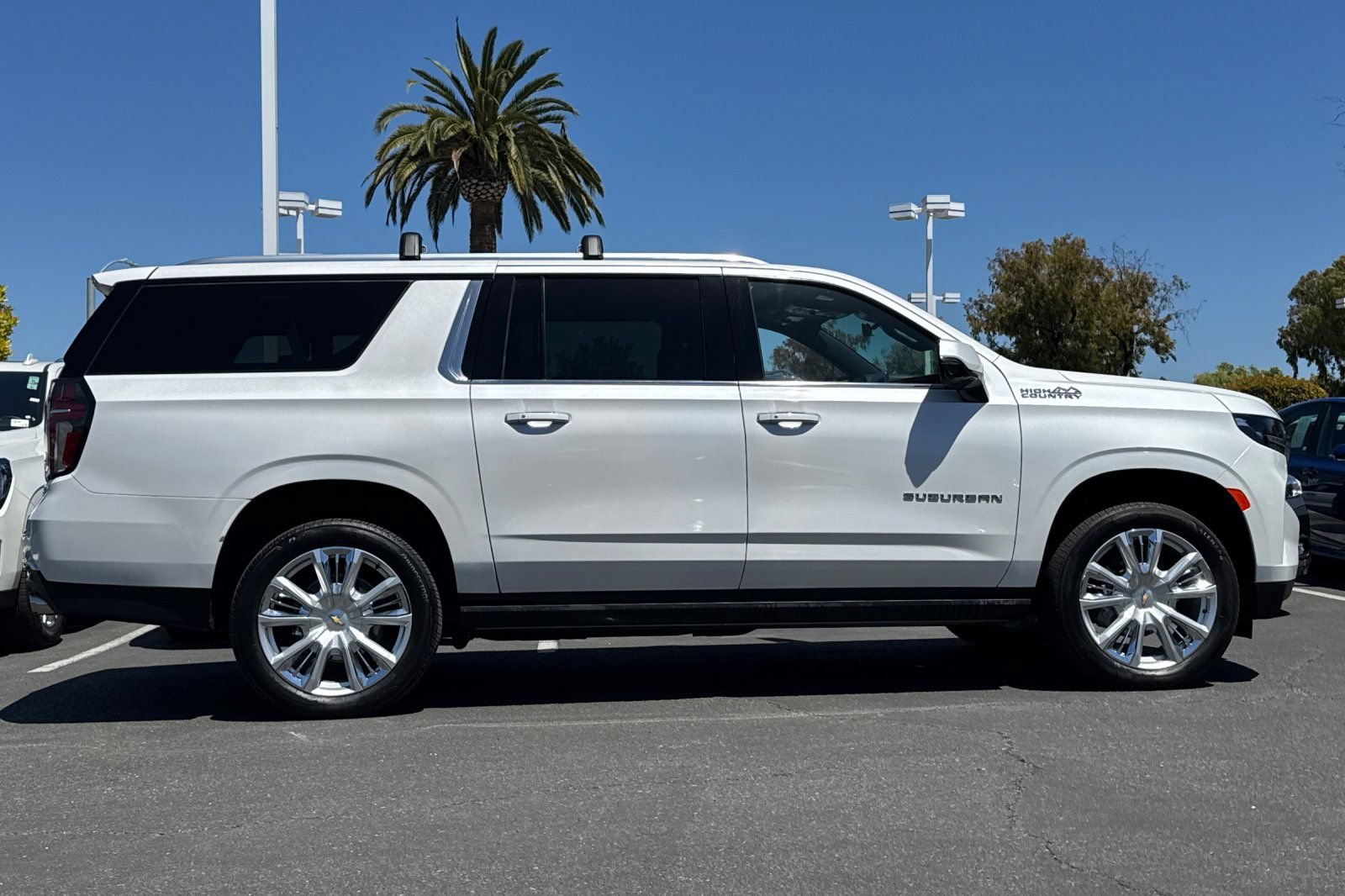 Used 2023 Chevrolet Suburban High Country w/ LPO, Illumination Package AWD/4WD image 3