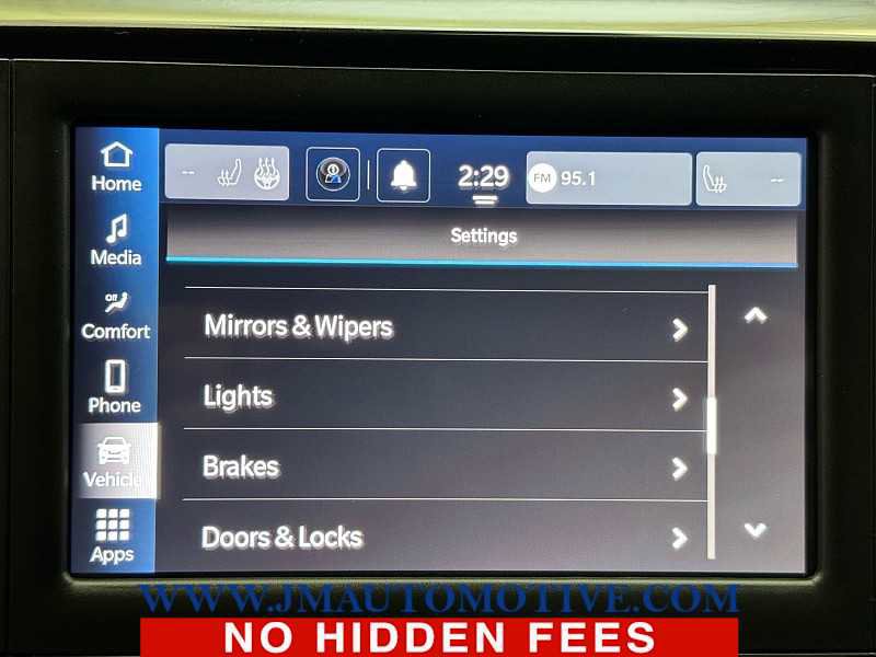 Used 2023 Chrysler Voyager LX image 33