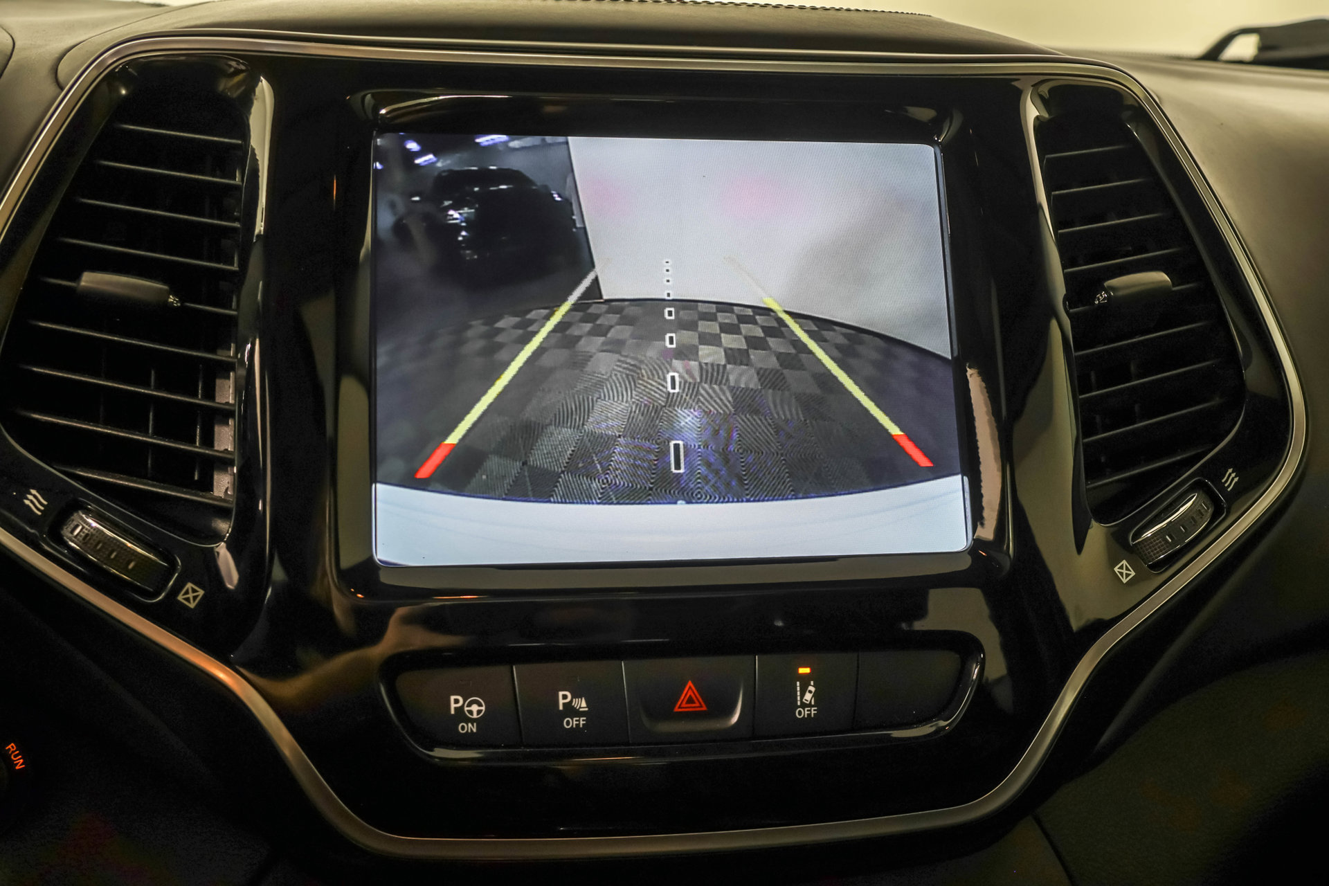Used 2019 Jeep Cherokee Overland w/ Technology Group AWD/4WD image 8