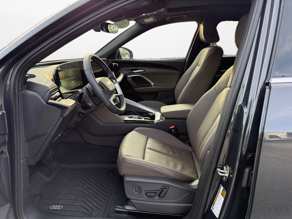Certified 2025 Audi Q5 Premium w/ Convenience Package image 9