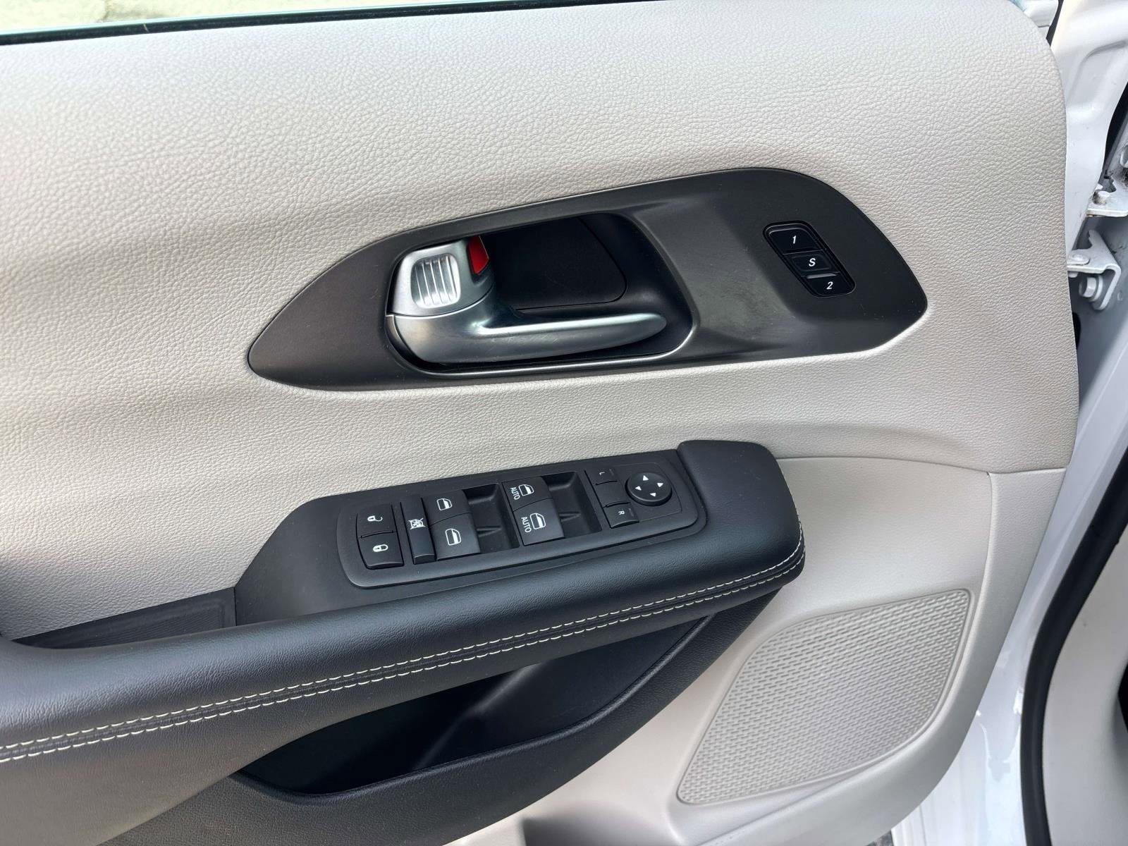 Used 2024 Chrysler Pacifica Touring-L FWD image 19
