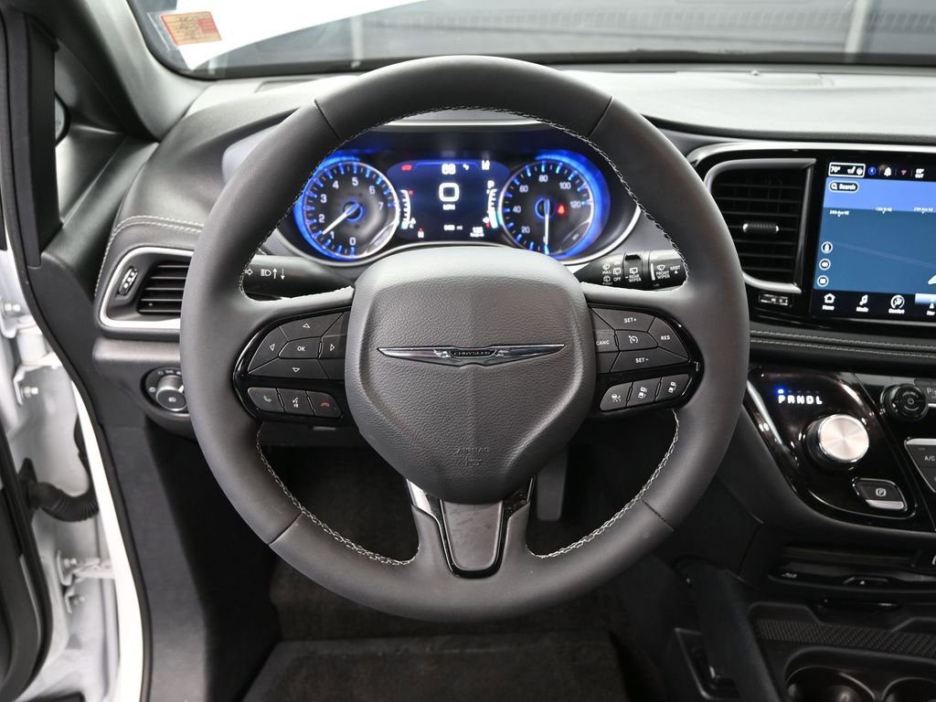 Used 2022 Chrysler Pacifica Touring-L w/ Uconnect Theater Family Group image 30