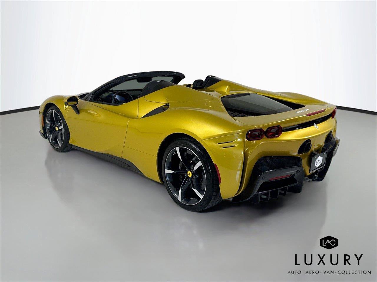 Used 2022 Ferrari SF90 Spider AWD/4WD image 8