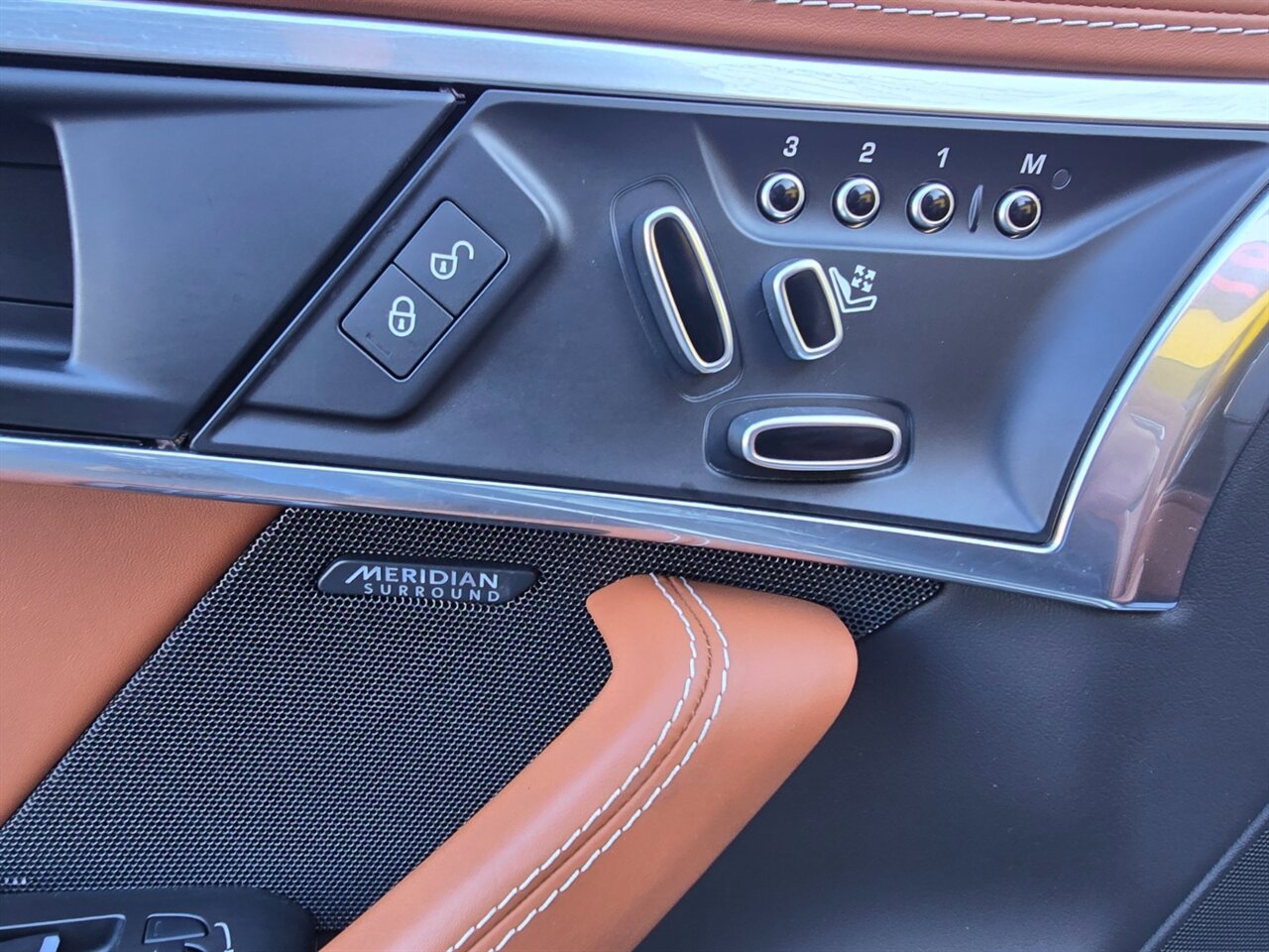 Used 2018 Jaguar F-TYPE R image 16
