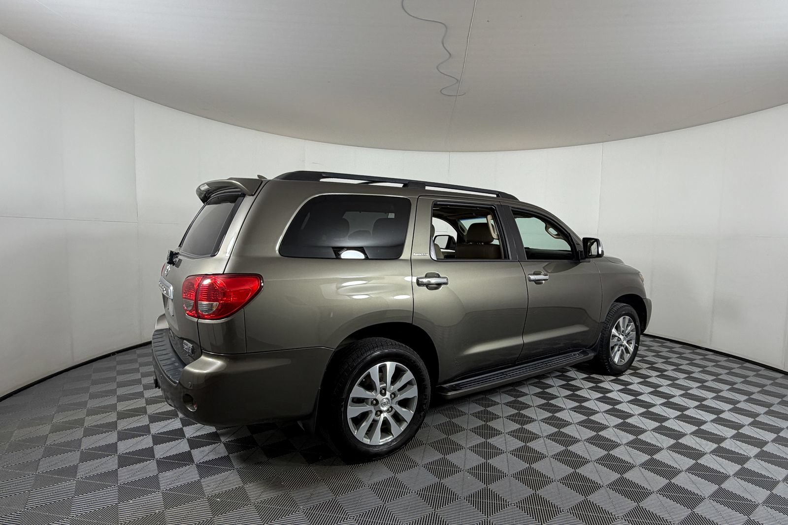 Used 2017 Toyota Sequoia Limited w/ Safety & Convenience Package RWD image 4