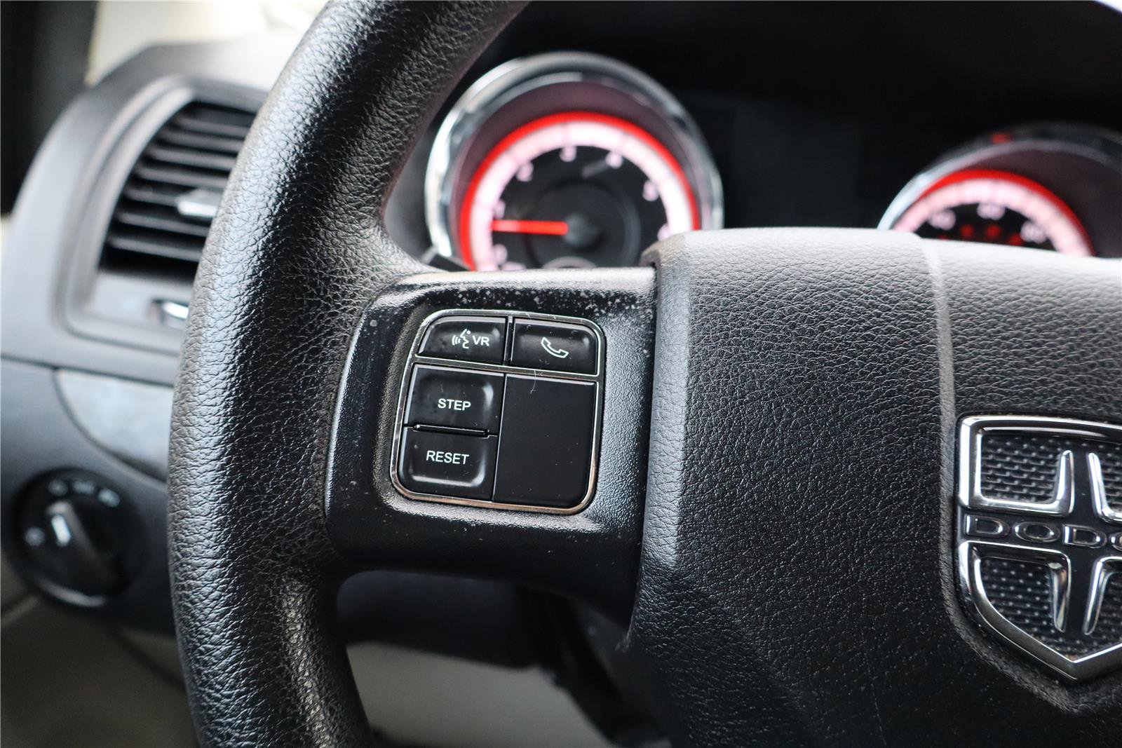 Used 2018 Dodge Grand Caravan SE w/ UConnect Hands-Free Group image 14