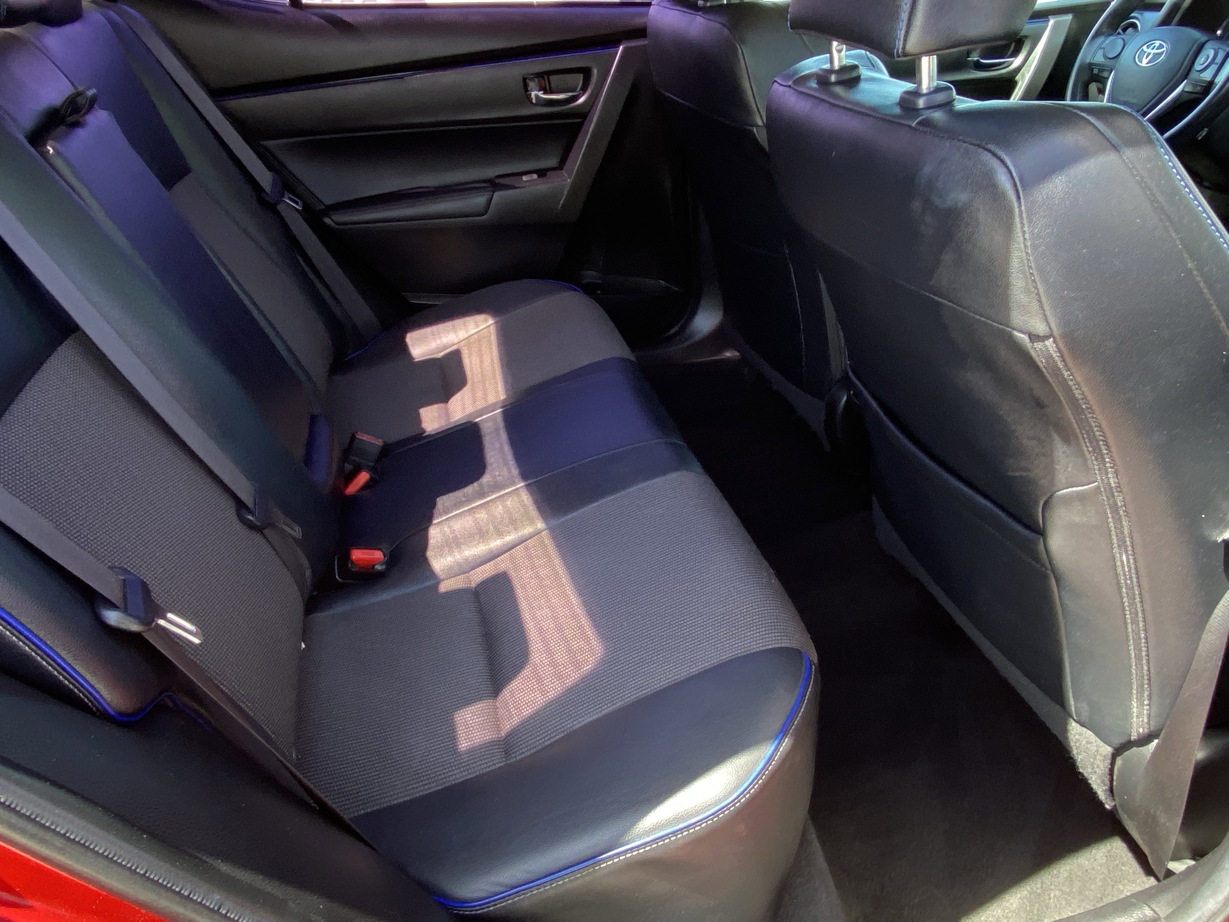 Used 2018 Toyota Corolla SE w/ Carpet Mat Package (TMS) FWD image 12