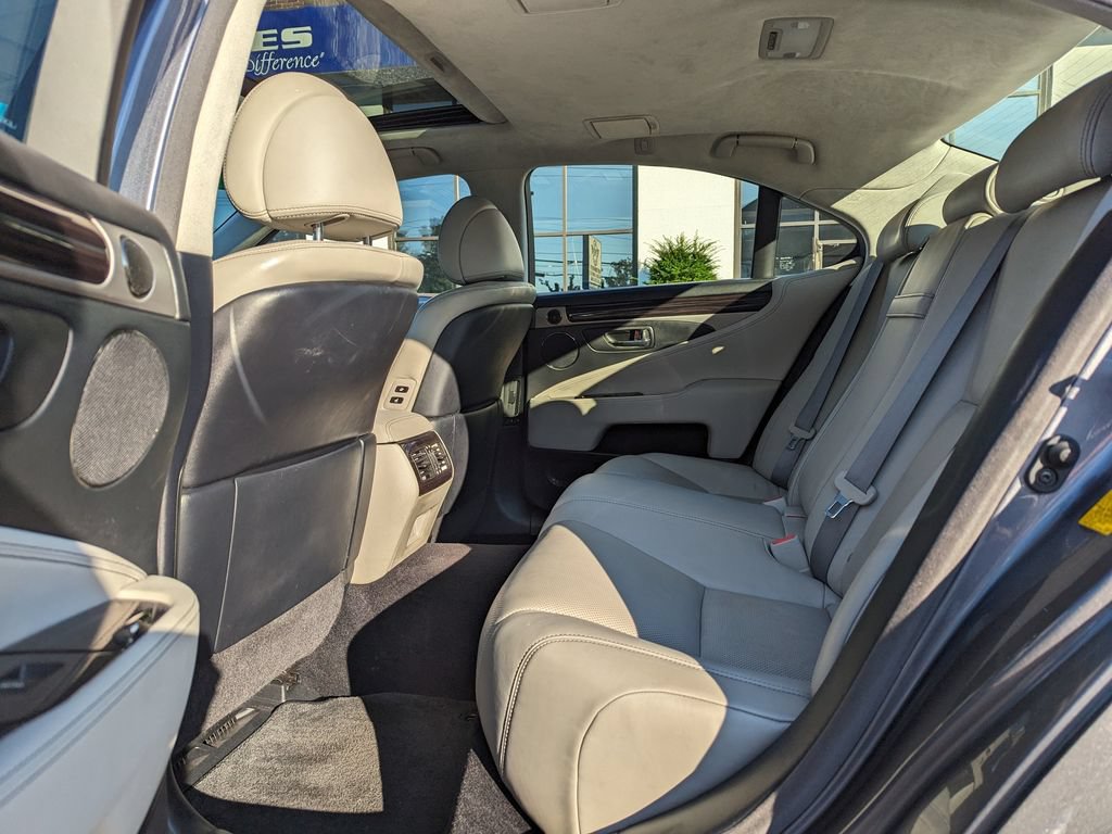 Used 2013 Lexus LS 460 AWD w/ Comfort Pkg image 38