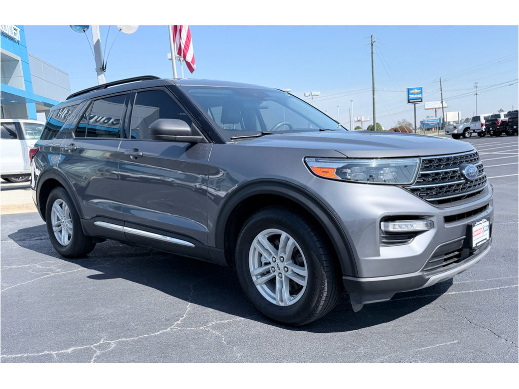 Used 2021 Ford Explorer XLT w/ Equipment Group 202A image 2