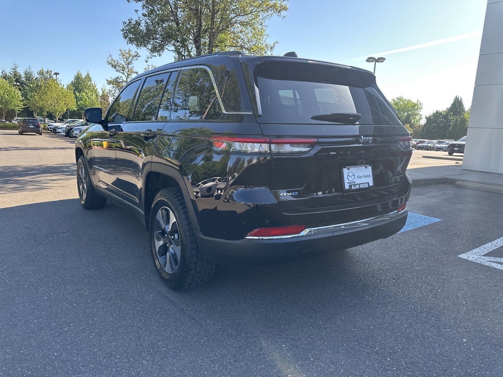 Used 2022 Jeep Grand Cherokee Limited 4xe w/ Luxury Tech Group II AWD/4WD image 2