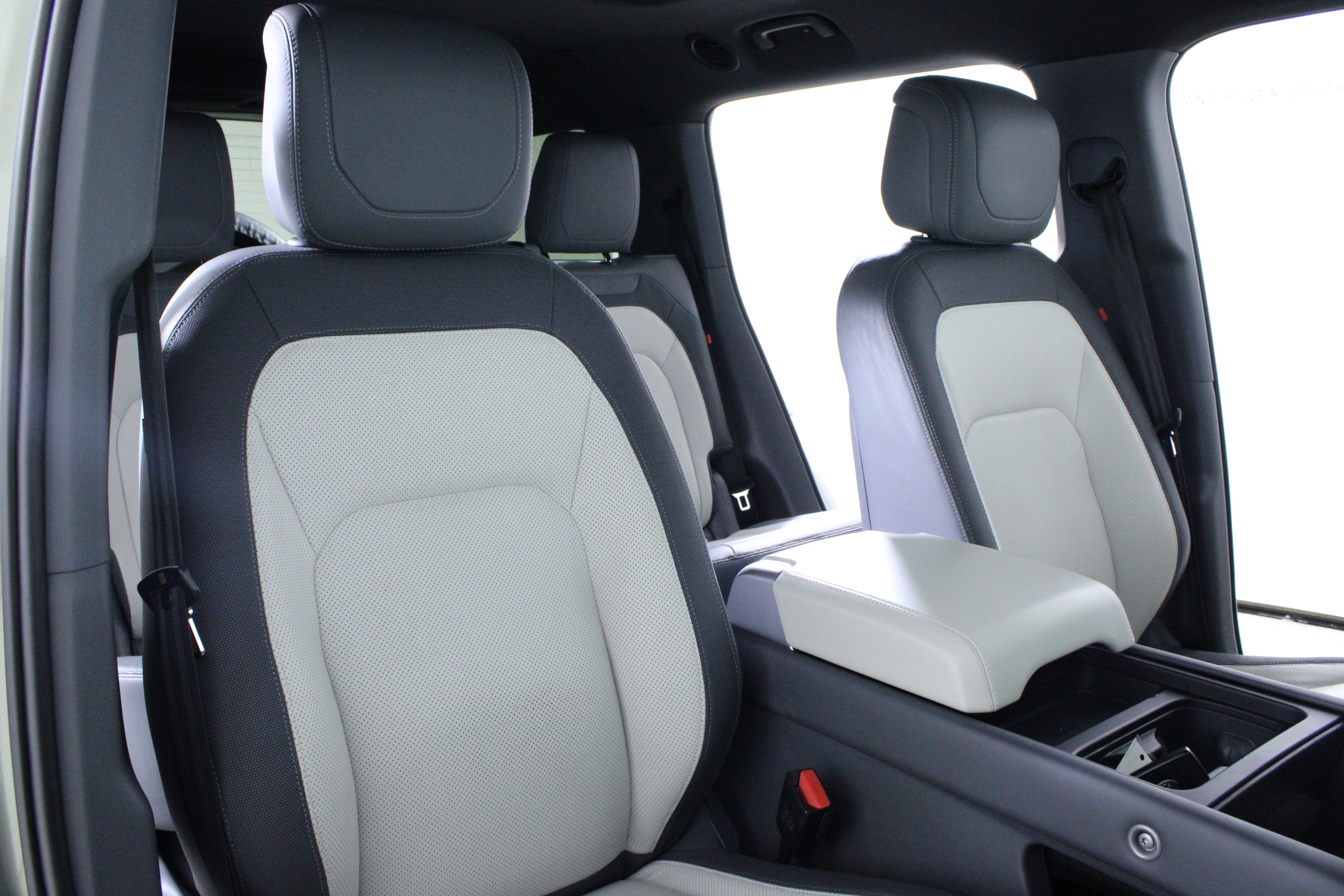 Used 2023 Land Rover Defender 130 X-Dynamic SE image 18