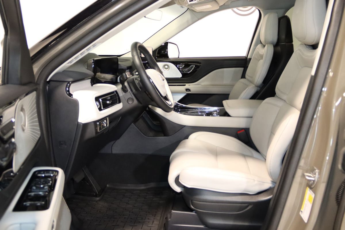 Used 2025 Lincoln Aviator Reserve w/ Equipment Group 201A AWD/4WD image 32