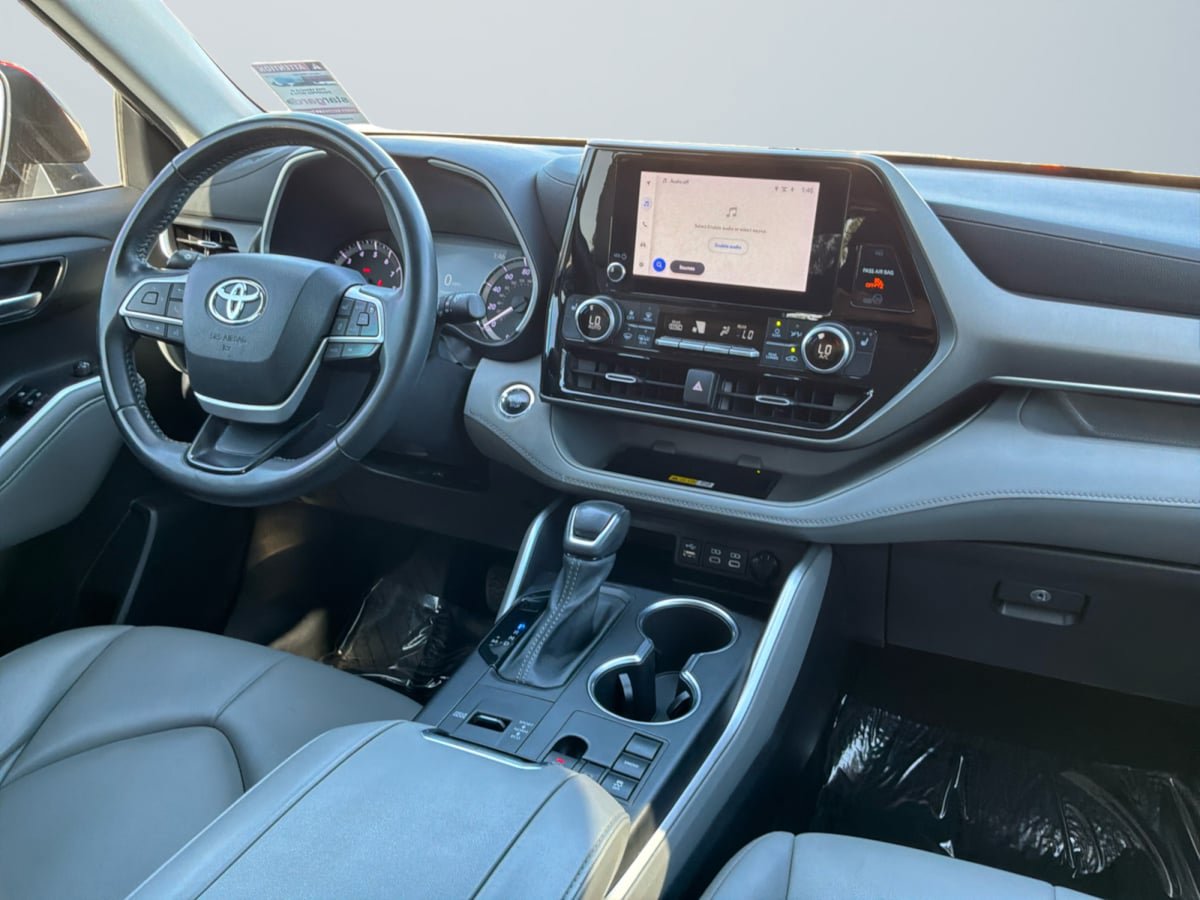 Used 2023 Toyota Highlander XLE FWD image 14