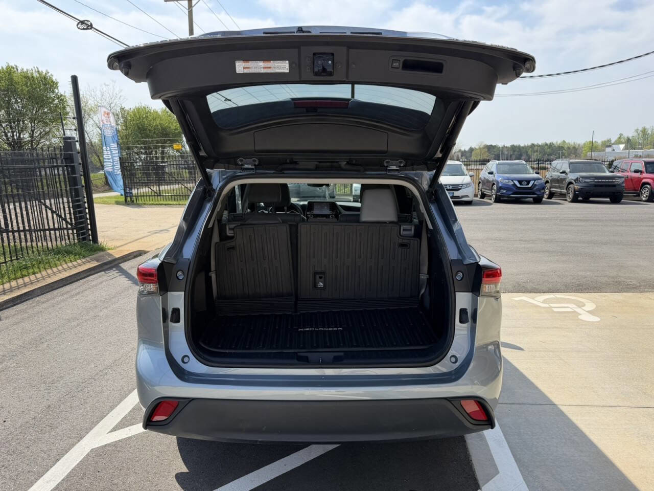 Used 2022 Toyota Highlander XLE image 11