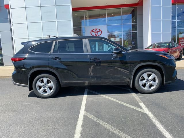 Used 2023 Toyota Highlander LE image 2