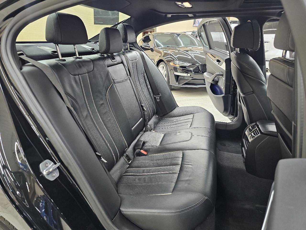 Used 2019 BMW 530e w/ Premium Package image 24