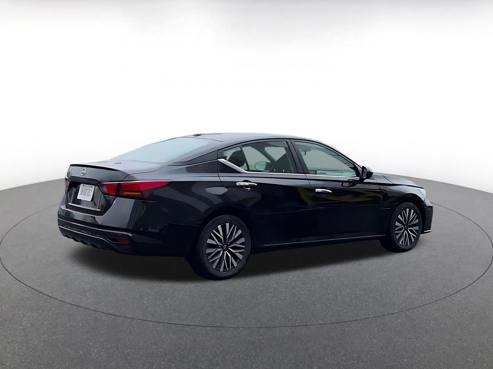 Used 2025 Nissan Altima 2.5 SV FWD image 15