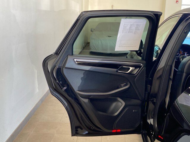 Used 2024 Porsche Macan image 8