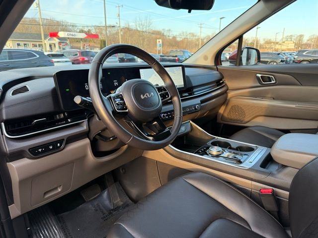 Used 2025 Kia Carnival EX image 14