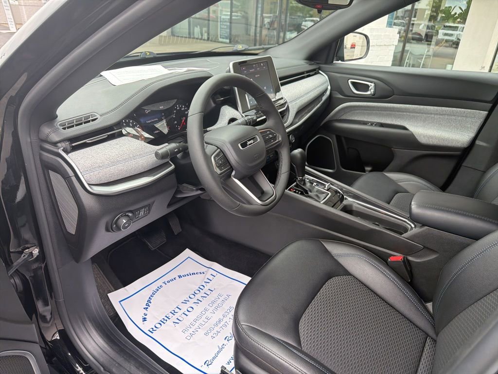 Used 2025 Jeep Compass Latitude image 11