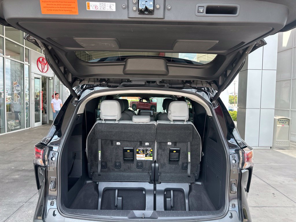 Certified 2025 Toyota Sienna XLE FWD image 18