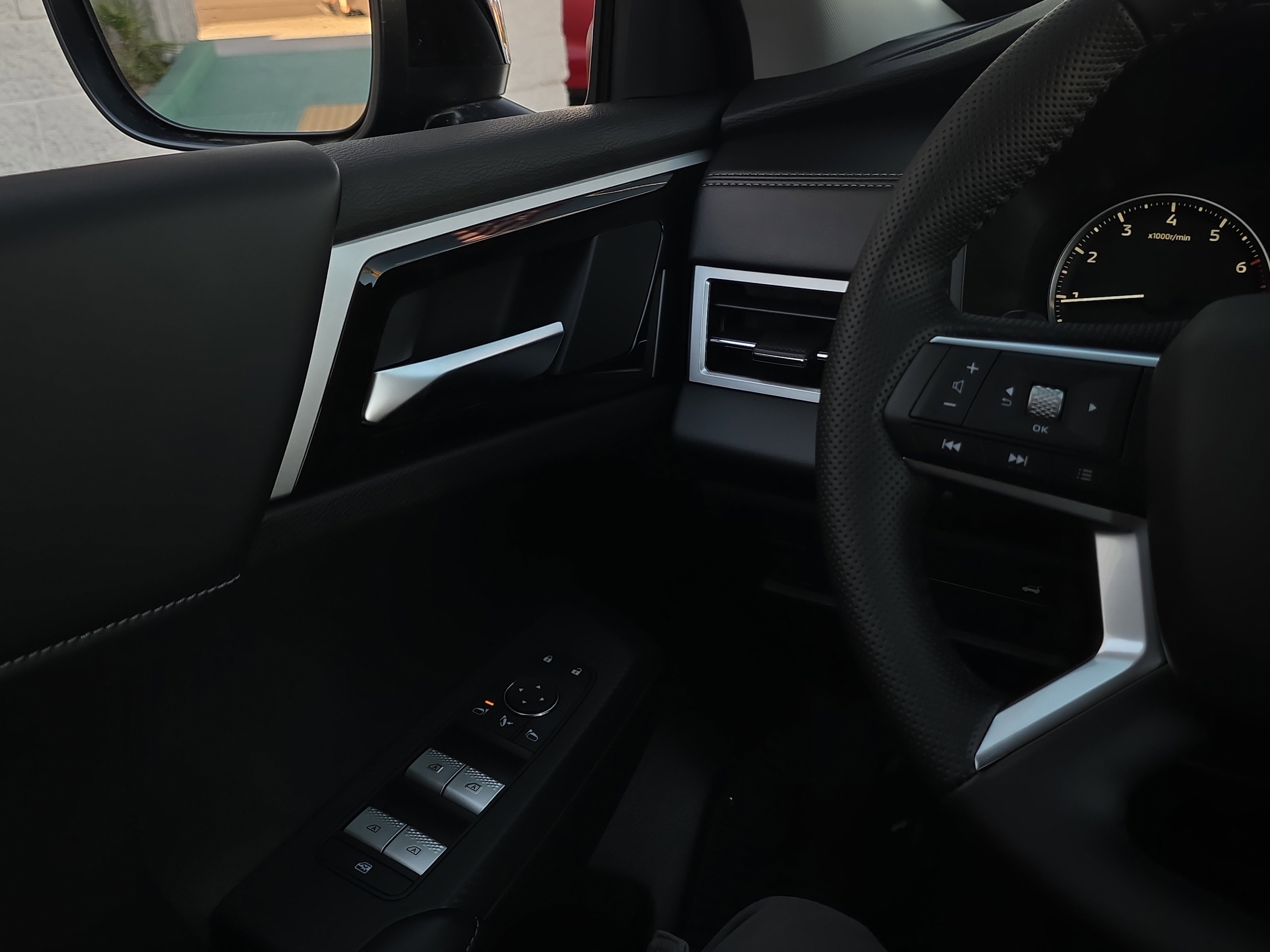 New 2025 Mitsubishi Outlander SE image 19