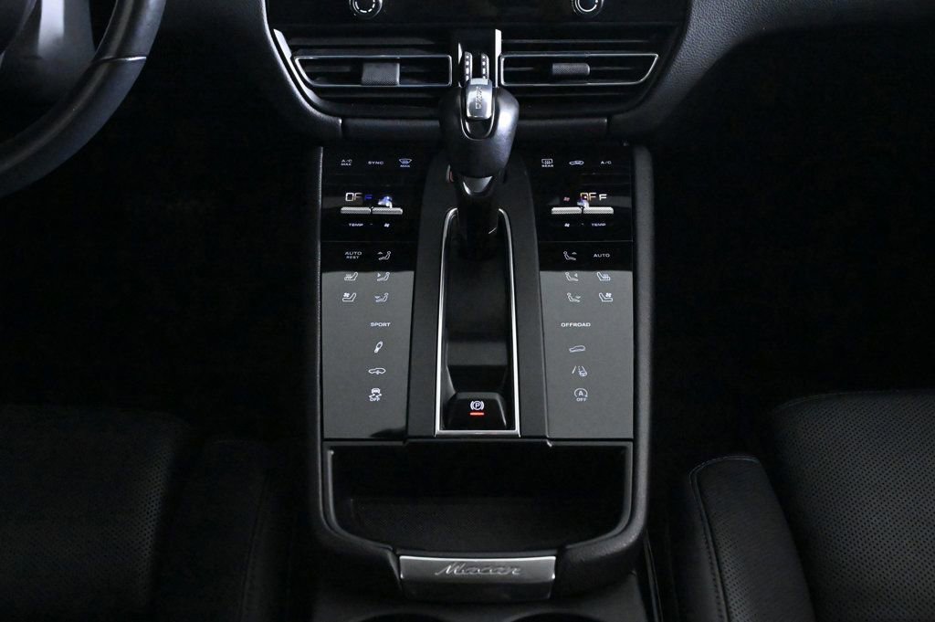 Certified 2024 Porsche Macan AWD/4WD image 16