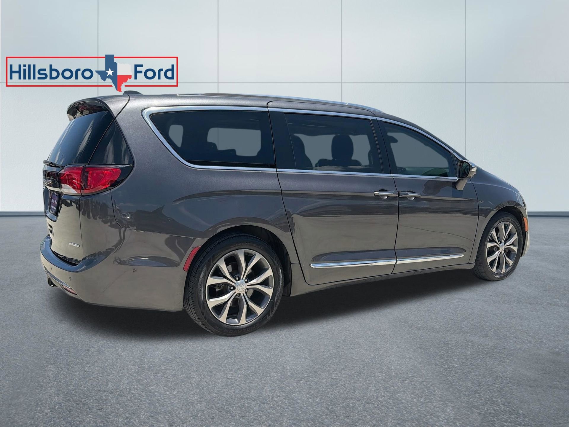 Used 2018 Chrysler Pacifica Limited w/ Tire & Wheel Group FWD image 7