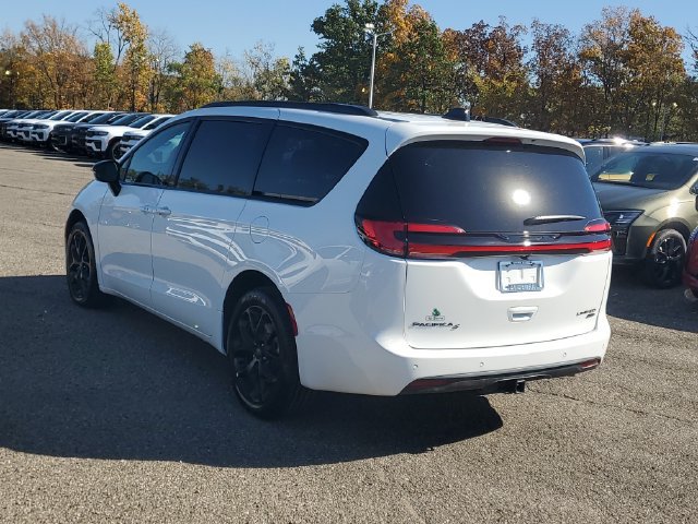 New 2027 Chrysler Pacifica Limited w/ Family Tech Group AWD/4WD image 3