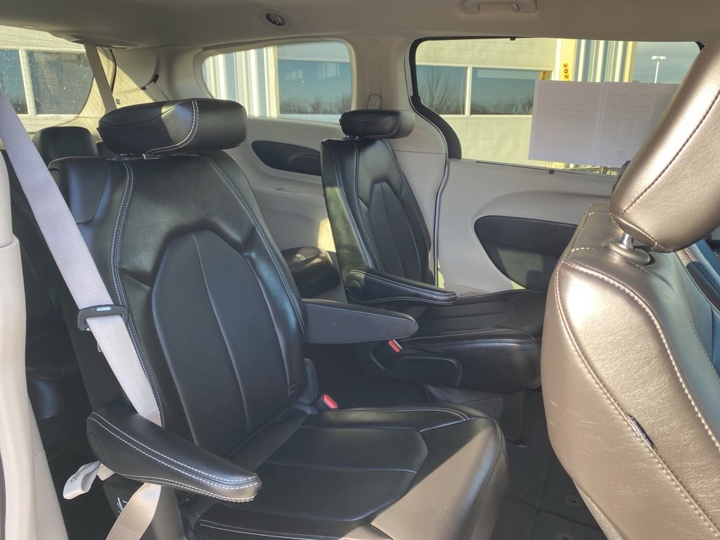 Used 2024 Chrysler Pacifica Touring-L image 13