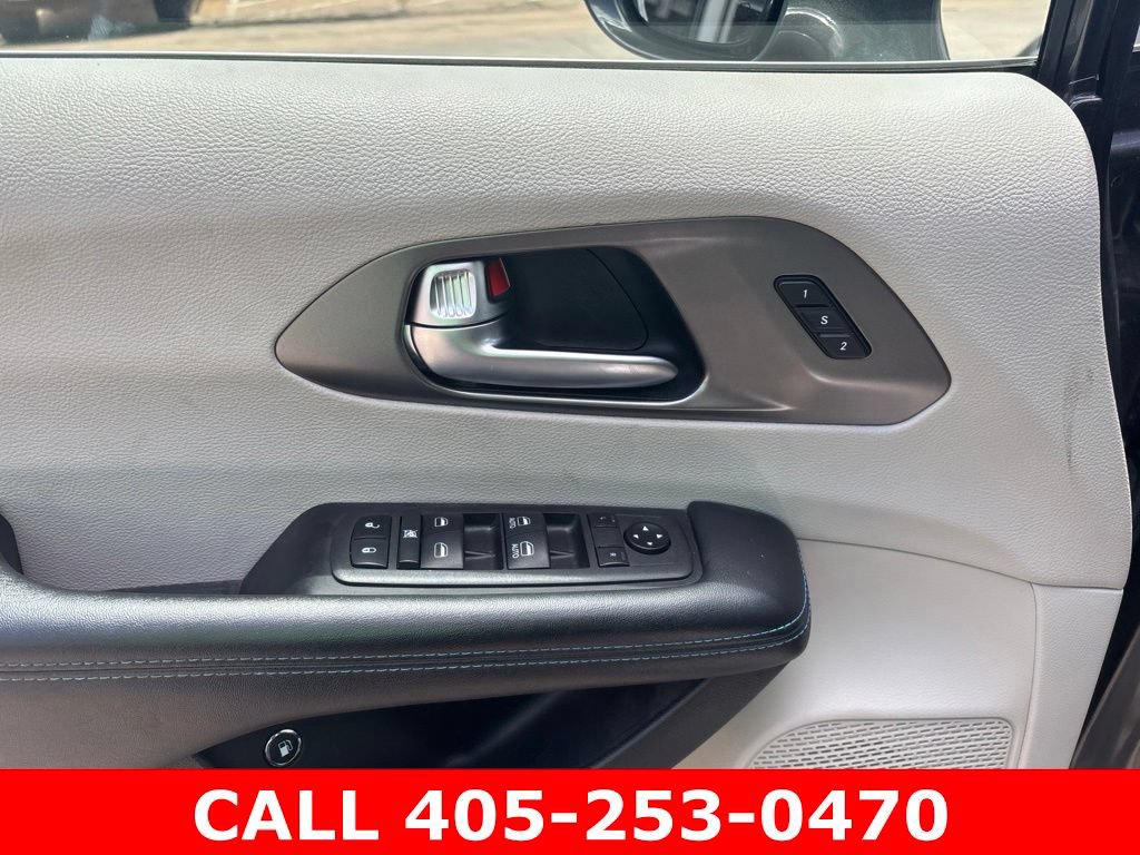 Used 2021 Chrysler Pacifica Touring-L FWD image 9