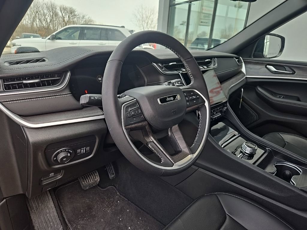 Used 2025 Jeep Grand Cherokee L Limited w/ Luxury Tech Group II image 30