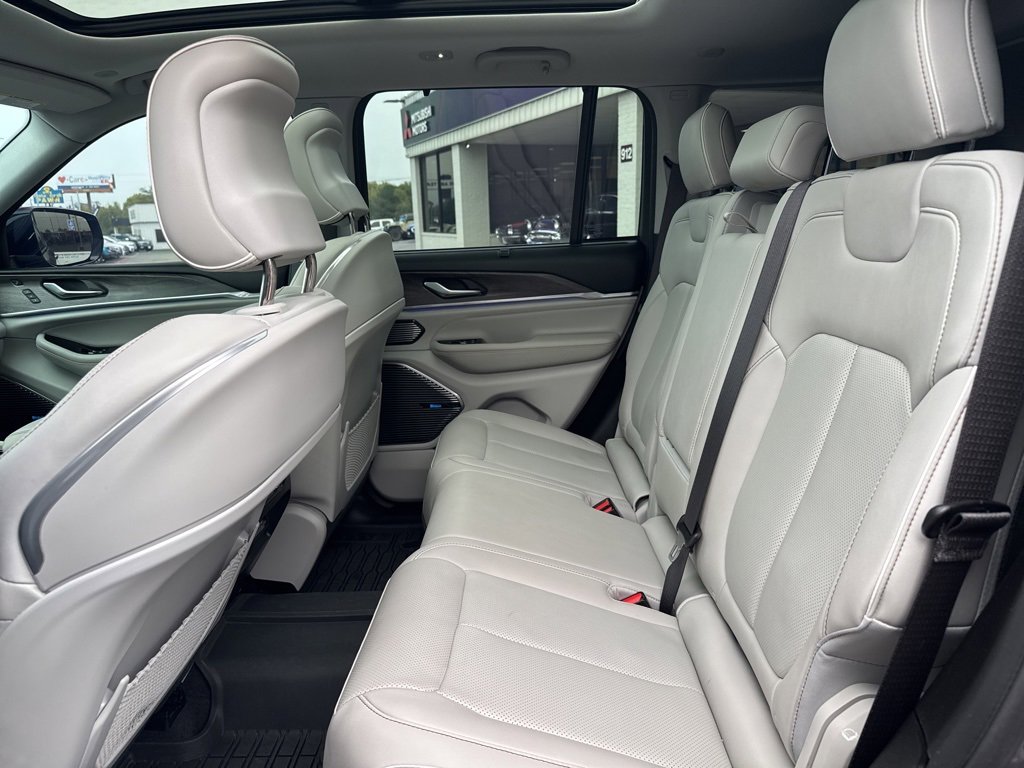 Used 2022 Jeep Grand Cherokee Overland w/ Luxury Tech Group IV image 40