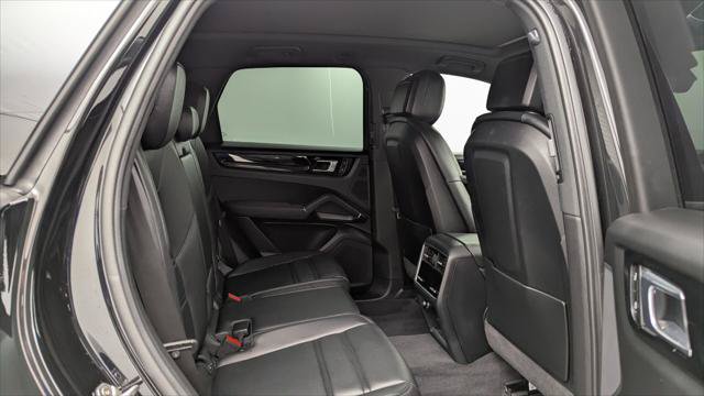 Used 2023 Porsche Cayenne Platinum Edition AWD/4WD image 16