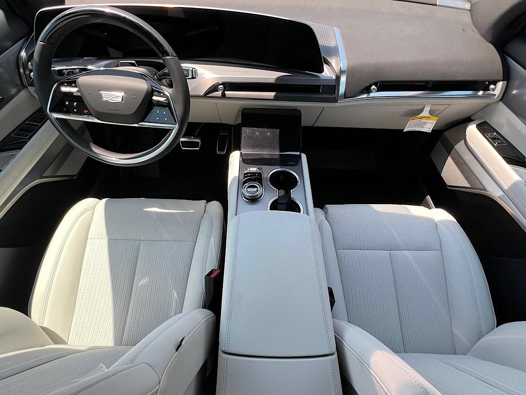 New 2026 Cadillac Vistiq Luxury w/ LPO, Floor Liner Package AWD/4WD image 11