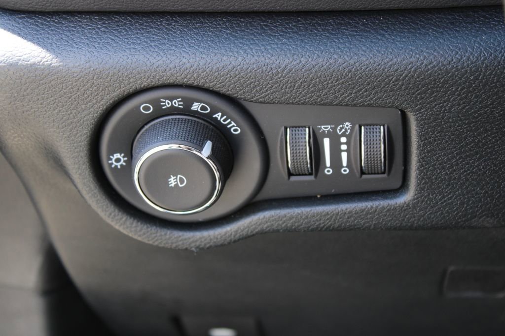 Used 2025 Chrysler Pacifica Select image 31