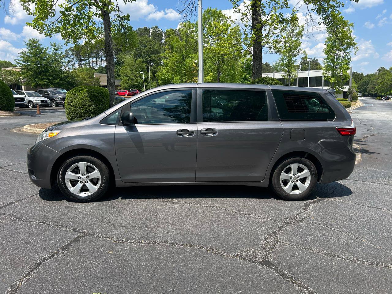 Used 2017 Toyota Sienna L FWD image 2