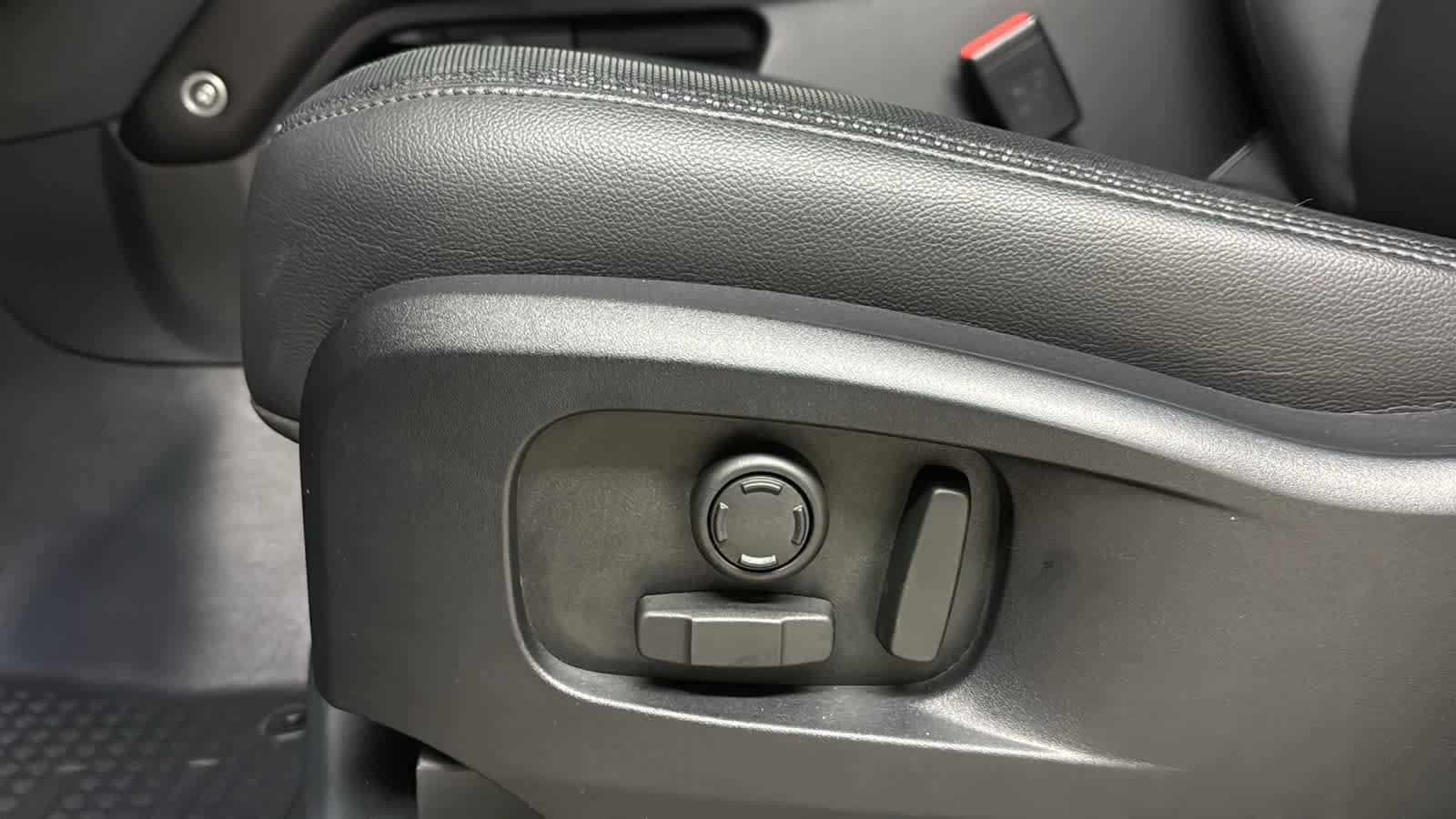 Used 2024 Land Rover Defender 110 X-Dynamic SE AWD/4WD image 14