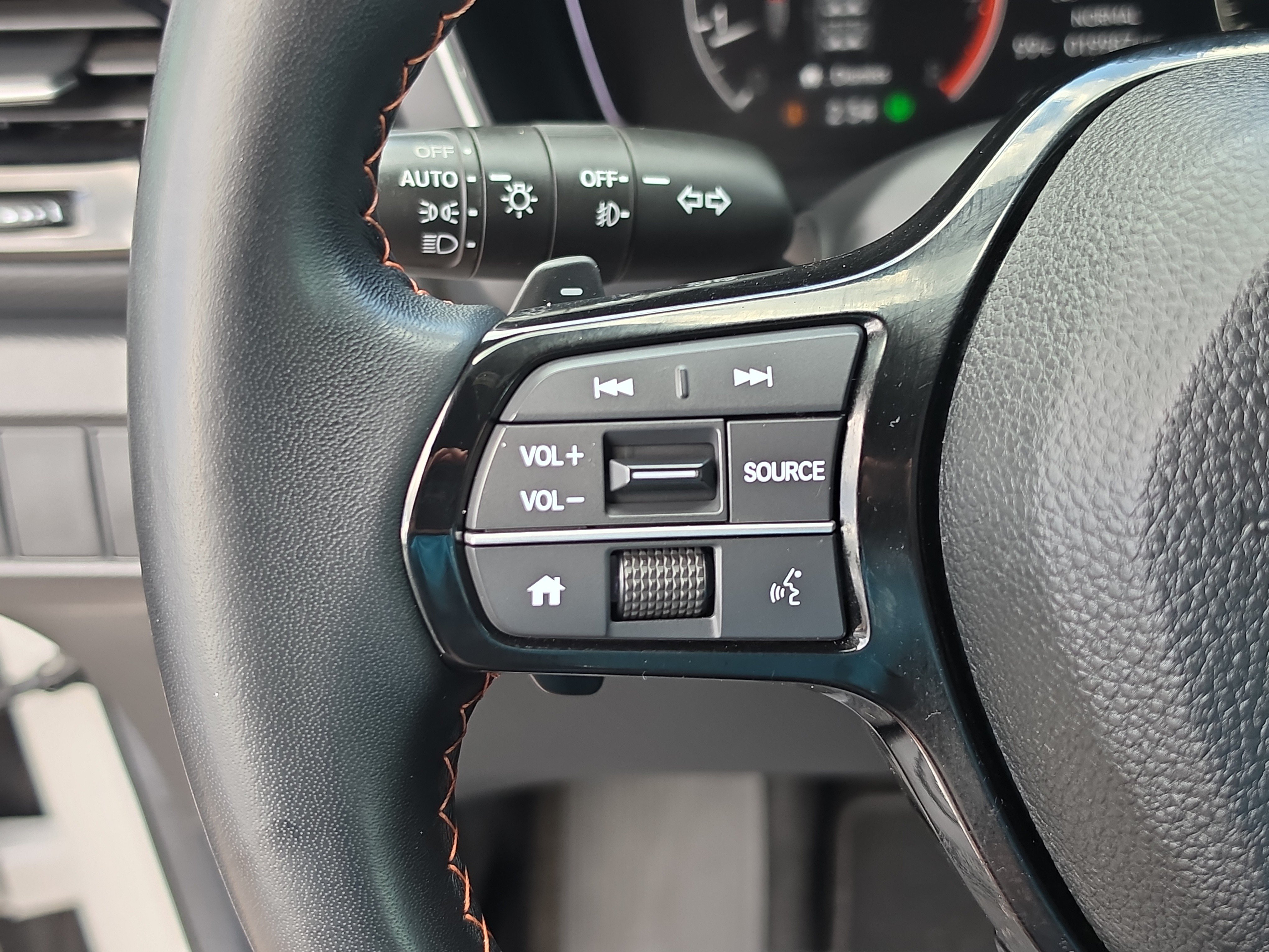 Used 2025 Honda Pilot Sport image 31