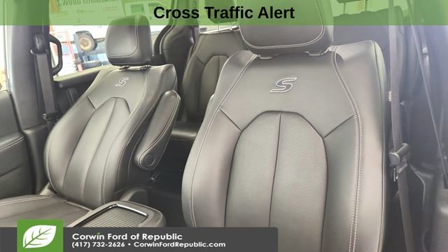 Used 2024 Chrysler Pacifica Select image 10