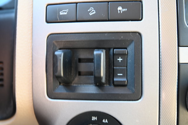 Used 2017 Ford Expedition XLT w/ Equipment Group 202A AWD/4WD image 16