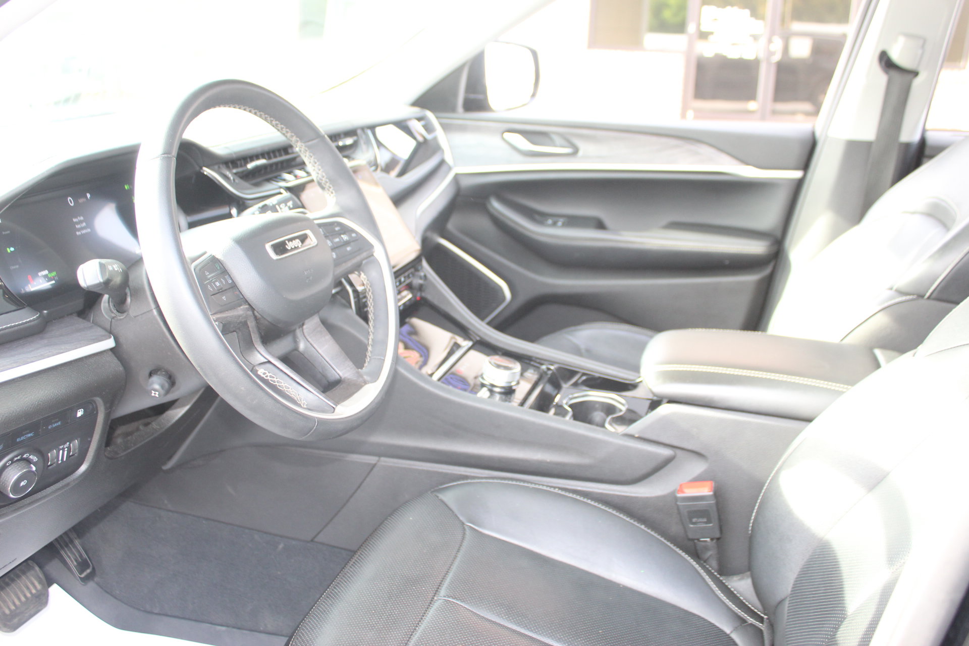 Used 2022 Jeep Grand Cherokee Limited 4xe w/ Luxury Tech Group II AWD/4WD image 13